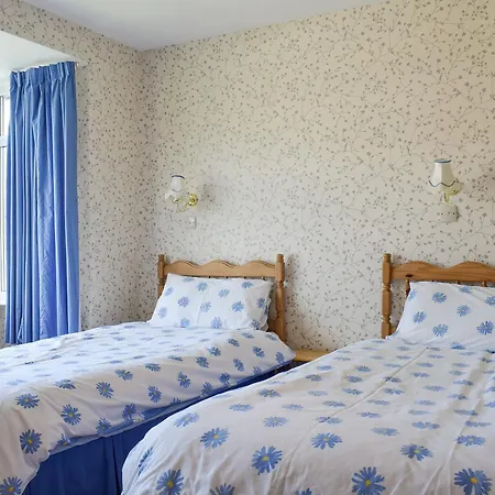 Rose Garth * Robin Hood's Bay